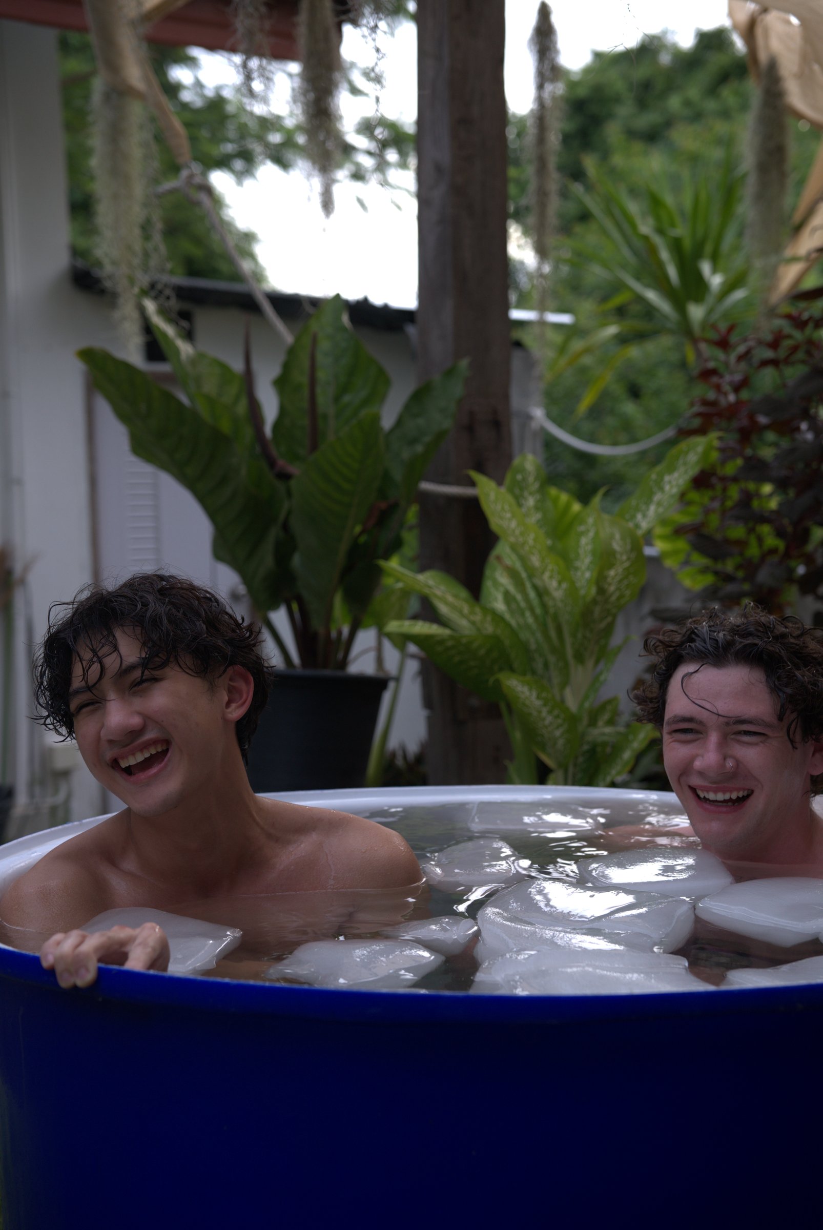 อ่างน้ำแข็งกลางแจ้งกับก้อนน้ำแข็งลอย ที่ Sati Fitness Tree Roots Retreat ระยอง